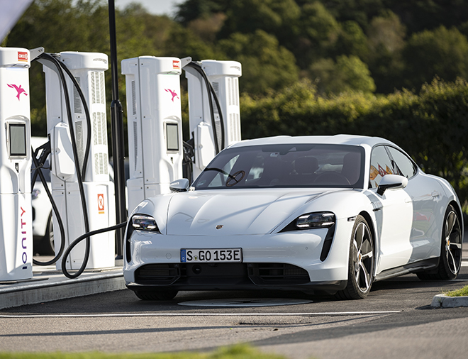 پورشه ، تایکان ، تسلا ، رانندگی ، عملکرد