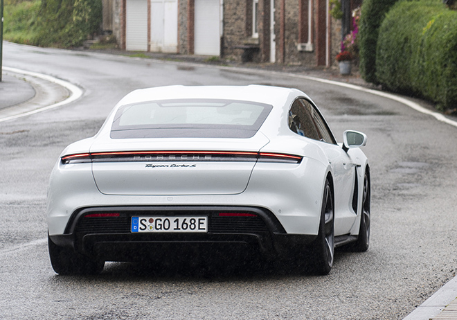 پورشه ، تایکان ، تسلا ، رانندگی ، عملکرد