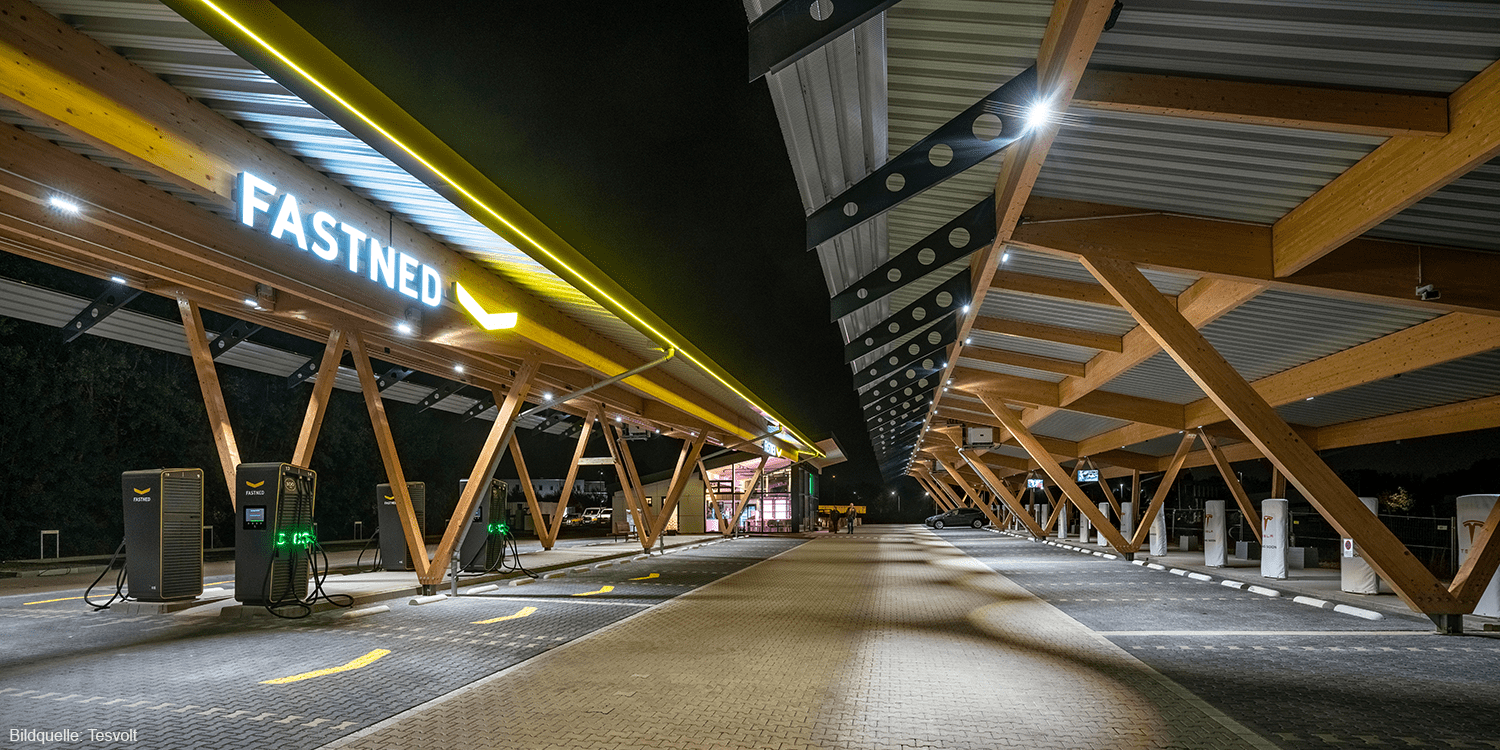 مرکز شارژ ، تسلا و فستنِد ، شارژ سریع ، بزرگ ترین مرکز شارژ سریع